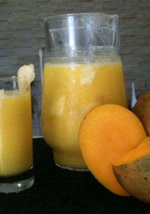Una foto de Jugo de mango con daditos de piña