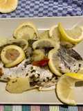 Orata al cartoccio con patate e limone in tegame cotto sul gas con metodo di cottura magico