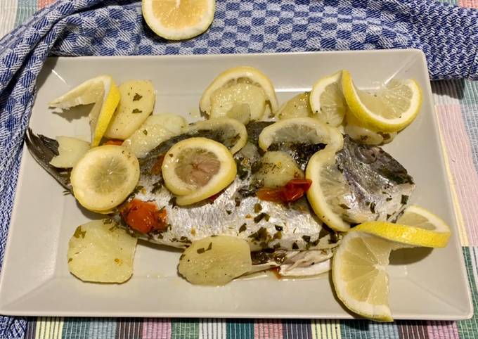 Orata al cartoccio con patate e limone in tegame cotto sul gas con metodo di cottura magico