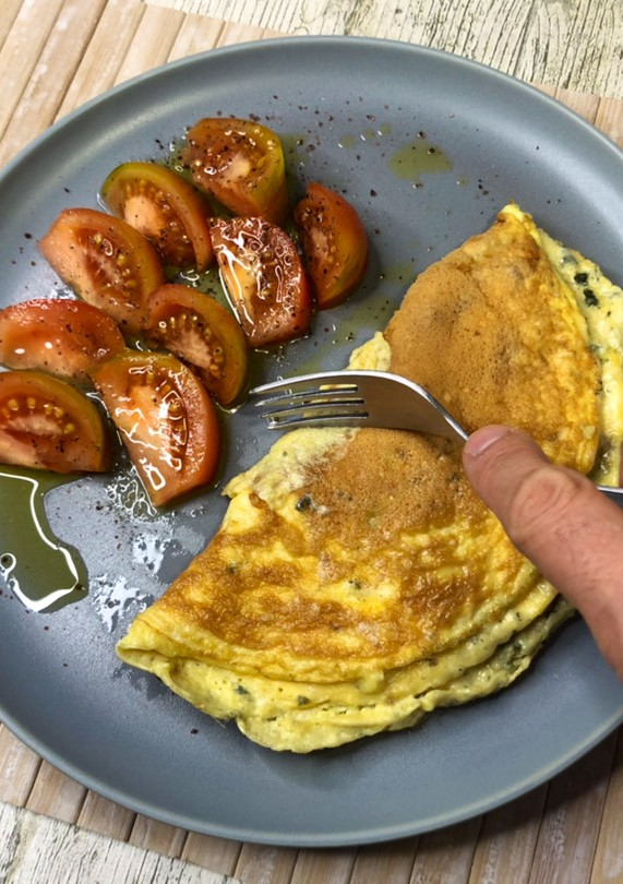 Una foto de Tortilla francesa de queso azul con nueces