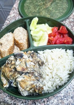 Une photo de Sardines / riz basmati / concombre / tomate et pain complet 🍱