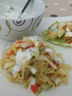 Una foto de Berza salteada con salsa de yogur