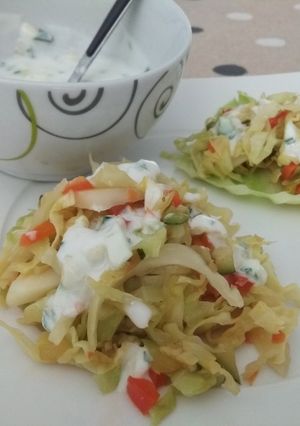 Una foto de Berza salteada con salsa de yogur