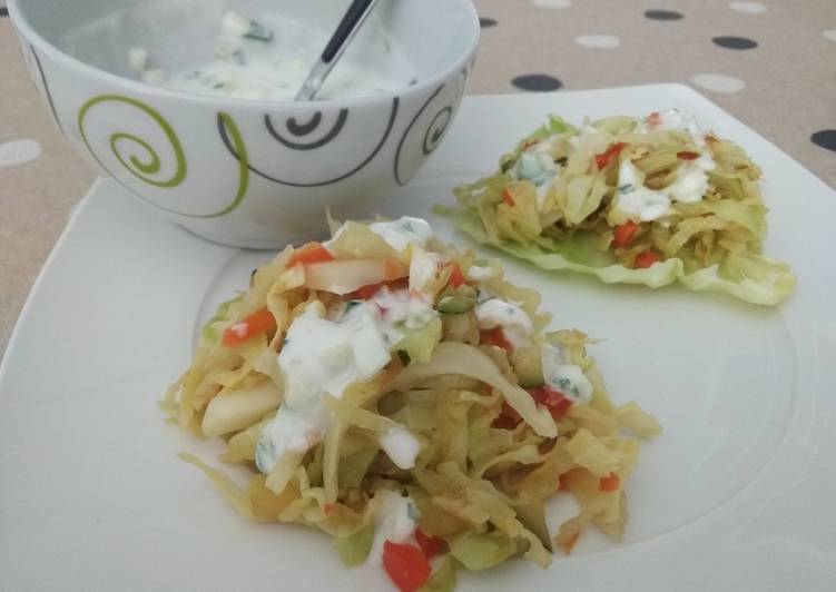 Berza salteada con salsa de yogur