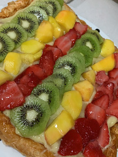Una foto de Hojaldre de crema y fruta
