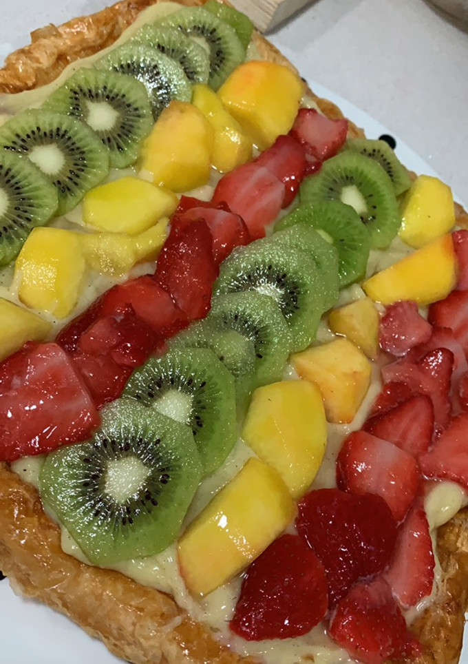 Una foto de Hojaldre de crema y fruta