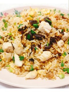 รูปของ 🍗🍄ข้าวผัดไก่เห็ดหอม - Thai Chicken and Mushroom Fried Rice