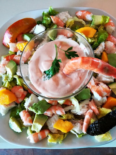 Una foto de Ensalada de rape y langostinos