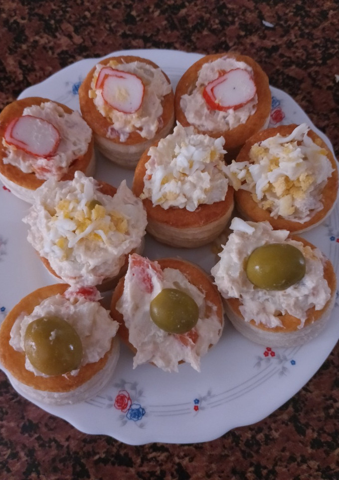 Una foto de Volovanes rellenos de ensaladilla