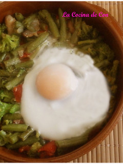 Una foto de Huevos al plato con hortalizas