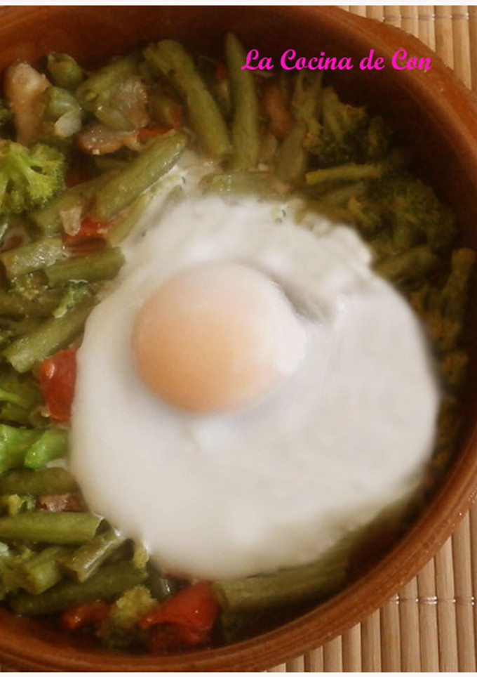 Una foto de Huevos al plato con hortalizas