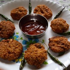 A picture of Vidharbha special Nagpuri spicy mix Dal vada.