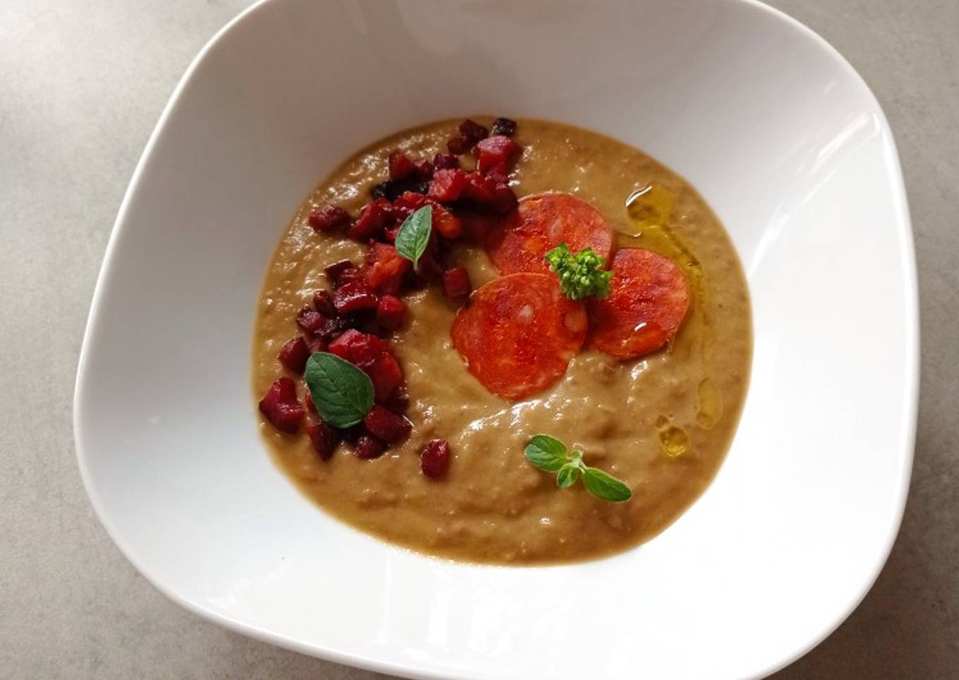 Crema de lentejas con chorizo asturiano y aceite ahumado