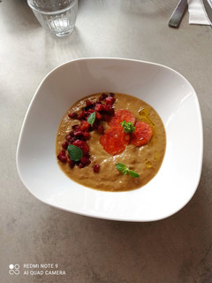 Una foto de Crema de lentejas con chorizo asturiano y aceite ahumado