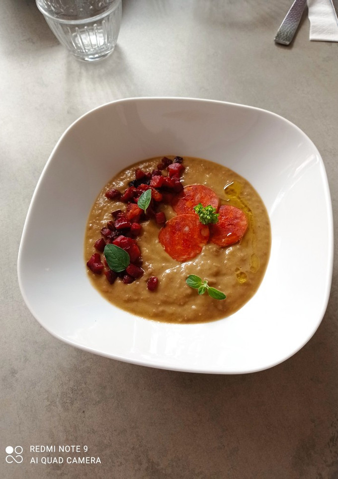 Una foto de Crema de lentejas con chorizo asturiano y aceite ahumado