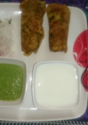 A picture of Healthy chila with hari chutney and dahi.