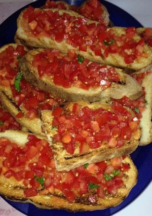 O poză a rețetei Bruschette cu roșii și busuioc.