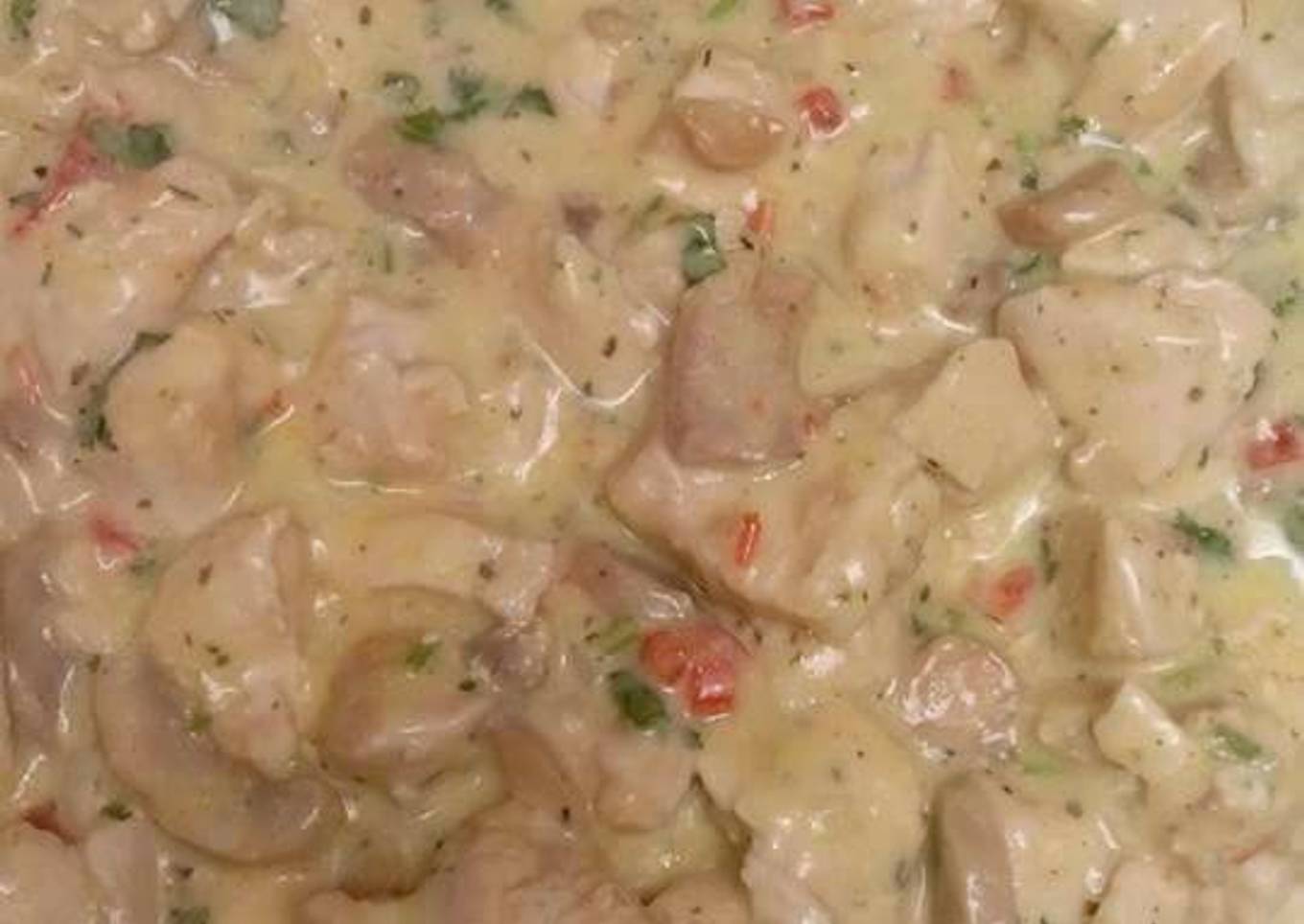 Pollo a la reina con hongos en salsa tipo blanca