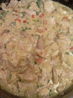 Una foto de Pollo a la reina con hongos en salsa tipo blanca