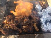 Una foto de pollo asado con mostaza