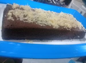 Foto resep Bronis kukus toping keju dengan lapisan tengah yg super coklat
