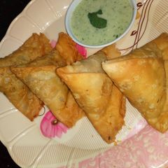 A picture of Alu samosa.