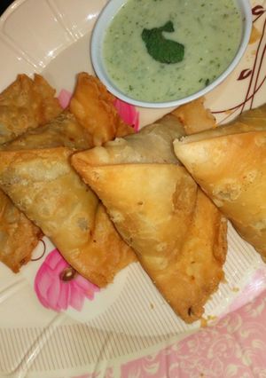 A picture of Alu samosa.