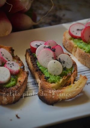 Une photo de Toasts printaniers aux radis roses