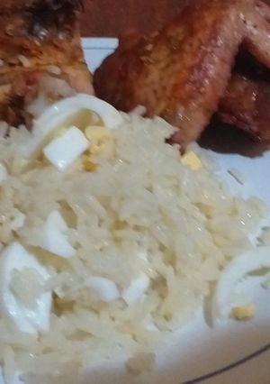 Una foto de Arroz saborizado con huevo y pollo al horno