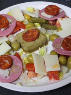 Una foto de Ensalada con tortilla y embutido