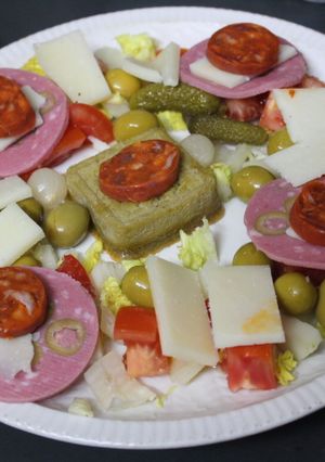 Foto principal de Ensalada con tortilla y embutido