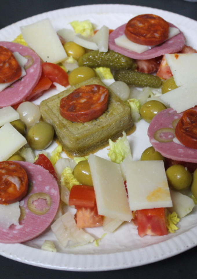 Una foto de Ensalada con tortilla y embutido