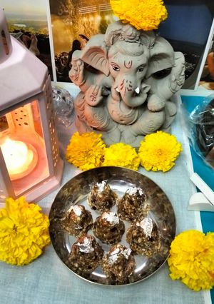 काजू खजूर के मोदक रेसिपी मुख्य फोटो