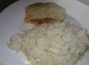 Una foto de Papas cocida con relleno de sardinas a la salsa😊