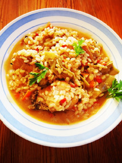 Una foto de Arroz blanco caldoso con carne de pollo y alcachofas 🐔