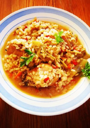 Foto principal de Arroz blanco caldoso con carne de pollo y alcachofas 🐔