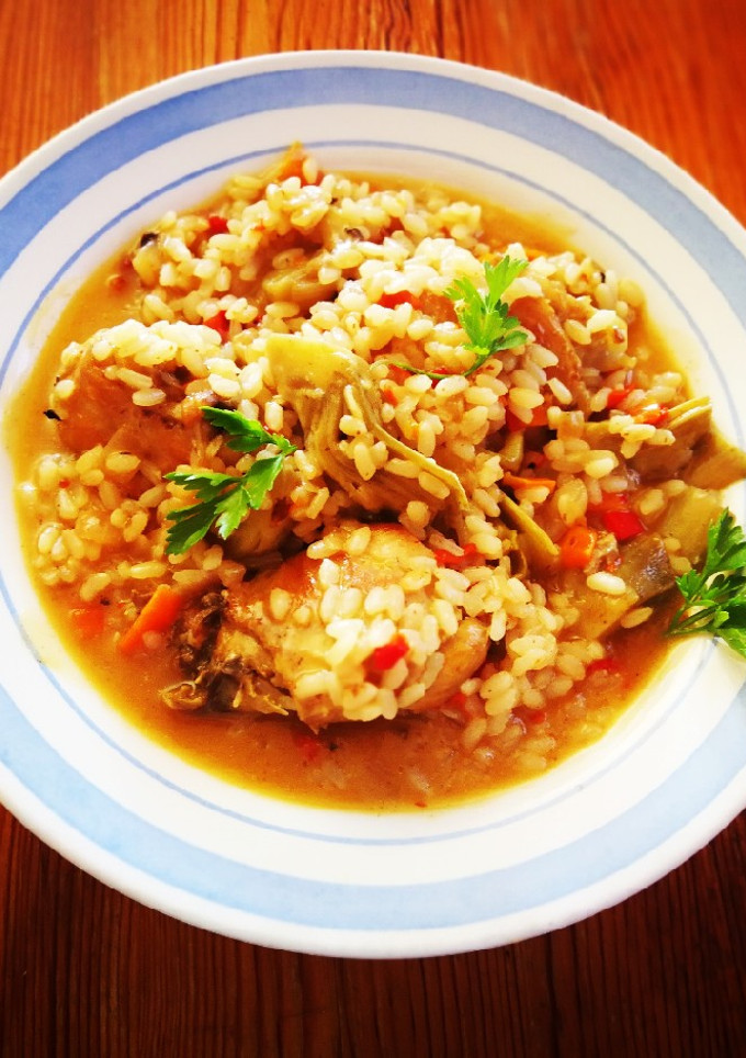 Una foto de Arroz blanco caldoso con carne de pollo y alcachofas 🐔
