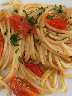 Una foto de Spaghetti con Pomodorini, Acciughe e Capperi