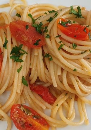 Una foto de Spaghetti con Pomodorini, Acciughe e Capperi