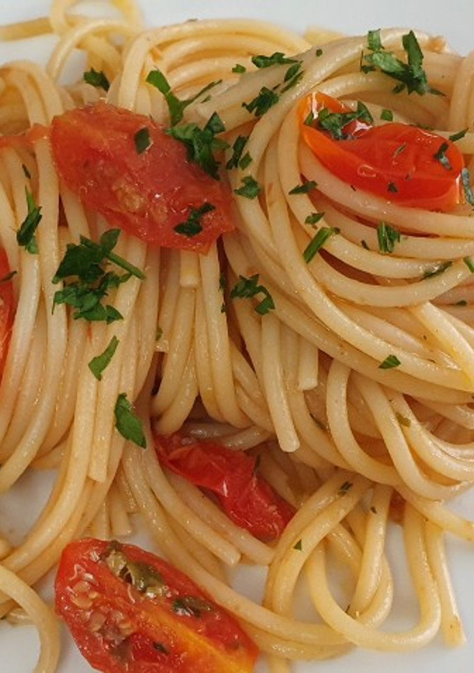 Una foto de Spaghetti con Pomodorini, Acciughe e Capperi