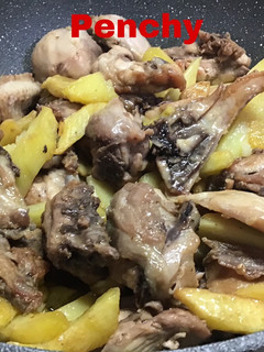 Una foto de Pollo al ajillo de mi tierra con patatas