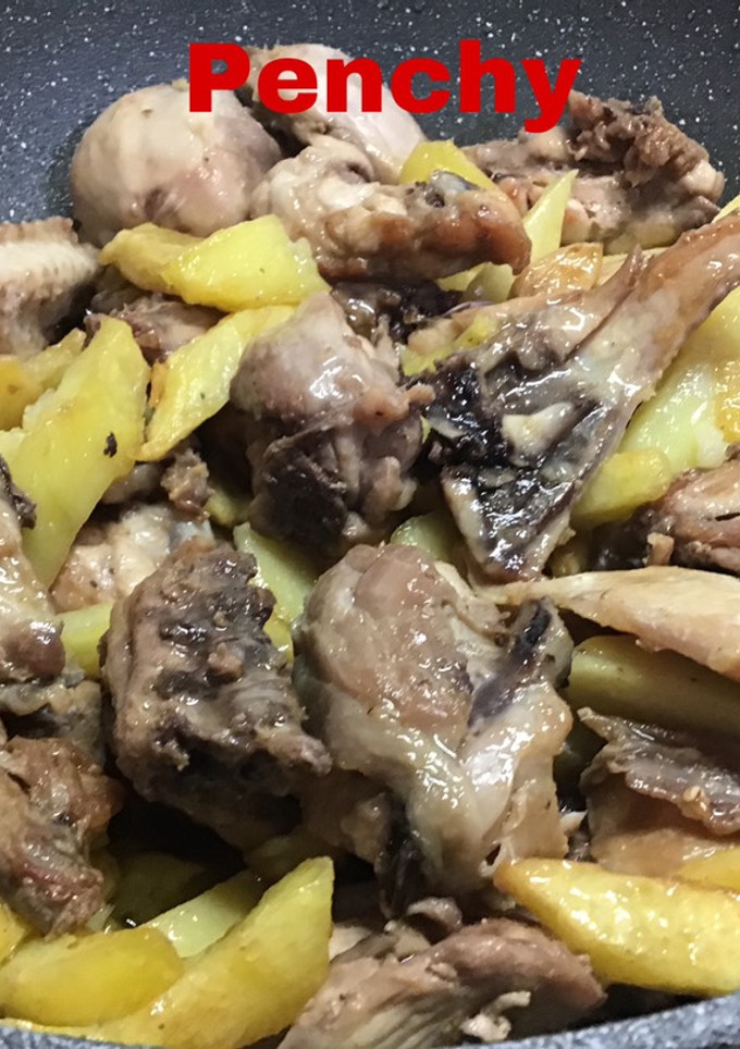 Una foto de Pollo al ajillo de mi tierra con patatas