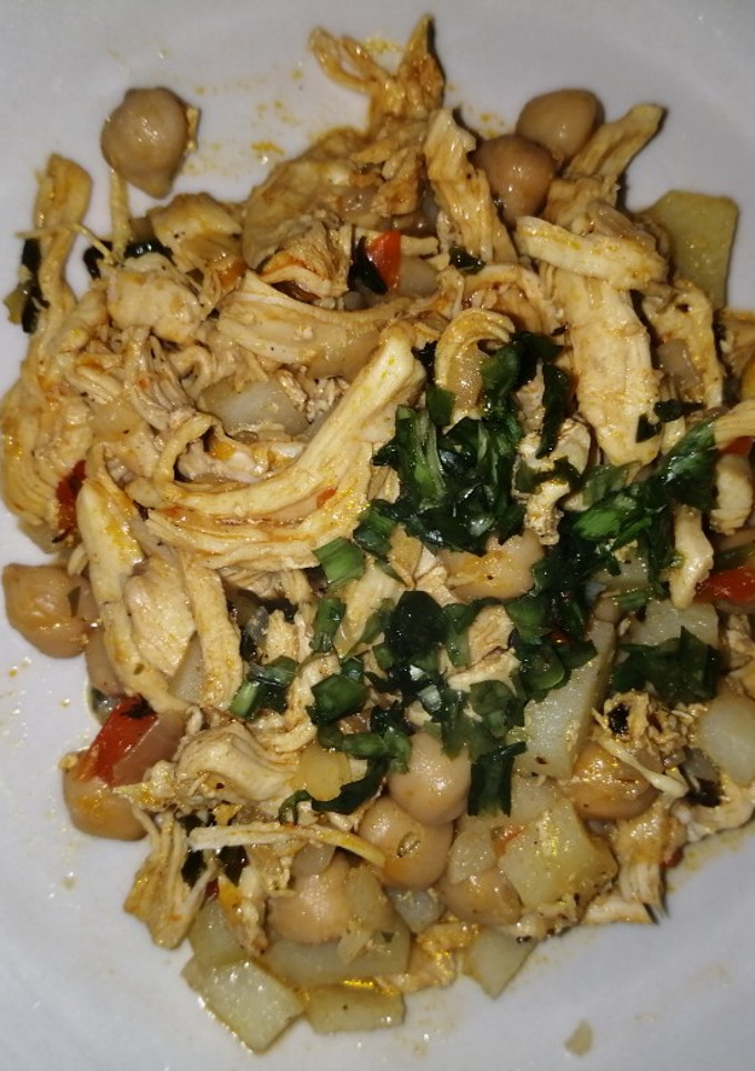 Una foto de Pollo con garbanzos y papa