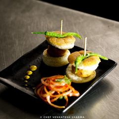 A picture of Vada pao.
