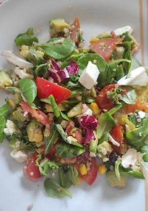 Una foto de Ensalada de queixo feta e quinoa