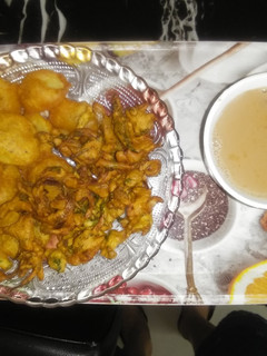 ડુંગળી અને બટાકા ના ભજીયા (Onion Potato Bhajiya Recipe In Gujarati) રેસીપી મુખ્ય ફોટો