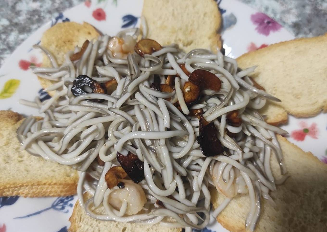Gulas con gambas al ajillo