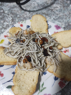Una foto de Gulas con gambas al ajillo