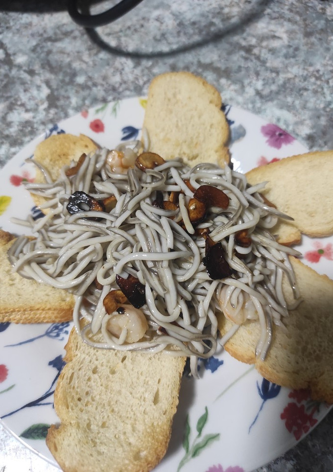 Una foto de Gulas con gambas al ajillo