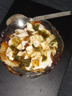 आलू टिक्की चाट (Aloo tikki chaat recipe in Hindi) रेसिपी मुख्य फोटो